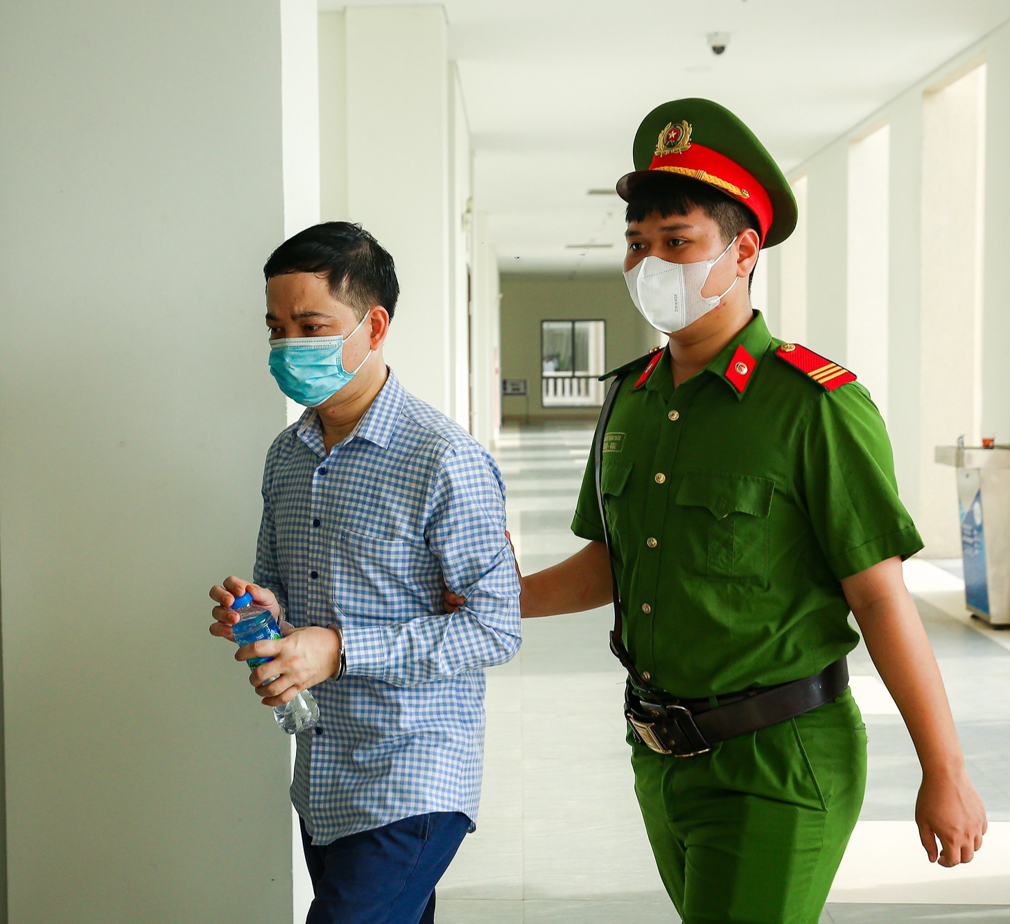 Vụ "Chuyến bay giải cứu": Cựu thư ký thứ trưởng Bộ Y tế bật khóc xin được hưởng án tù