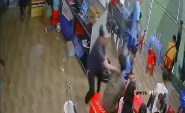CLIP: Nam thanh niên bị nhóm đối tượng đâm 7 nhát tại sân bóng