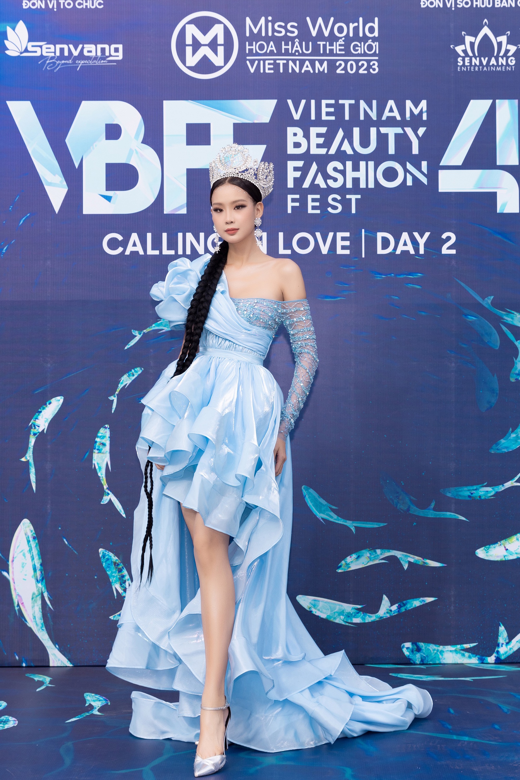 Đ&ocirc;ng đảo người đẹp khoe sắc tr&ecirc;n thảm đỏ Vietnam Beauty Fashion Fest 4  - Ảnh 4.