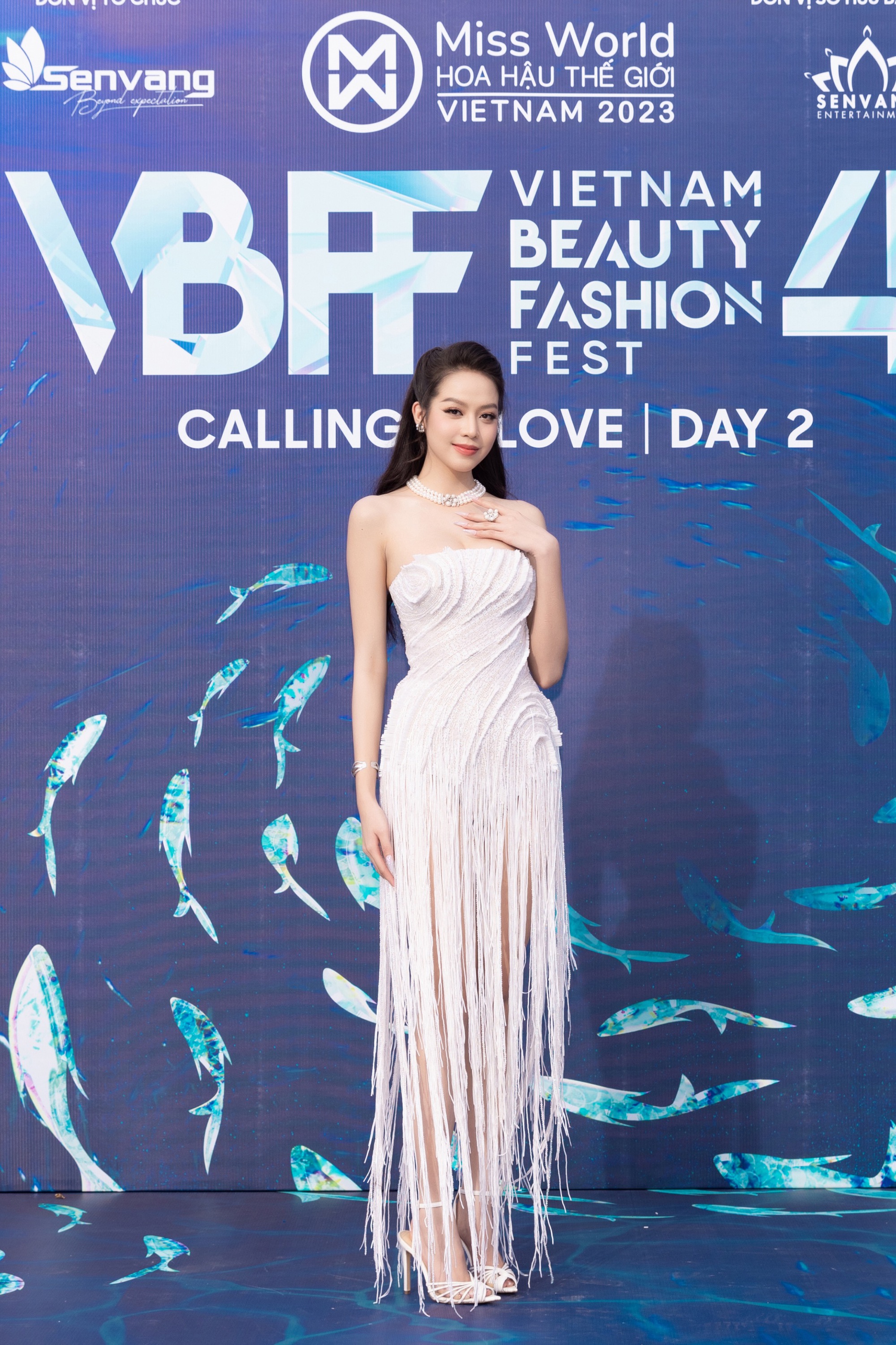Đ&ocirc;ng đảo người đẹp khoe sắc tr&ecirc;n thảm đỏ Vietnam Beauty Fashion Fest 4  - Ảnh 3.