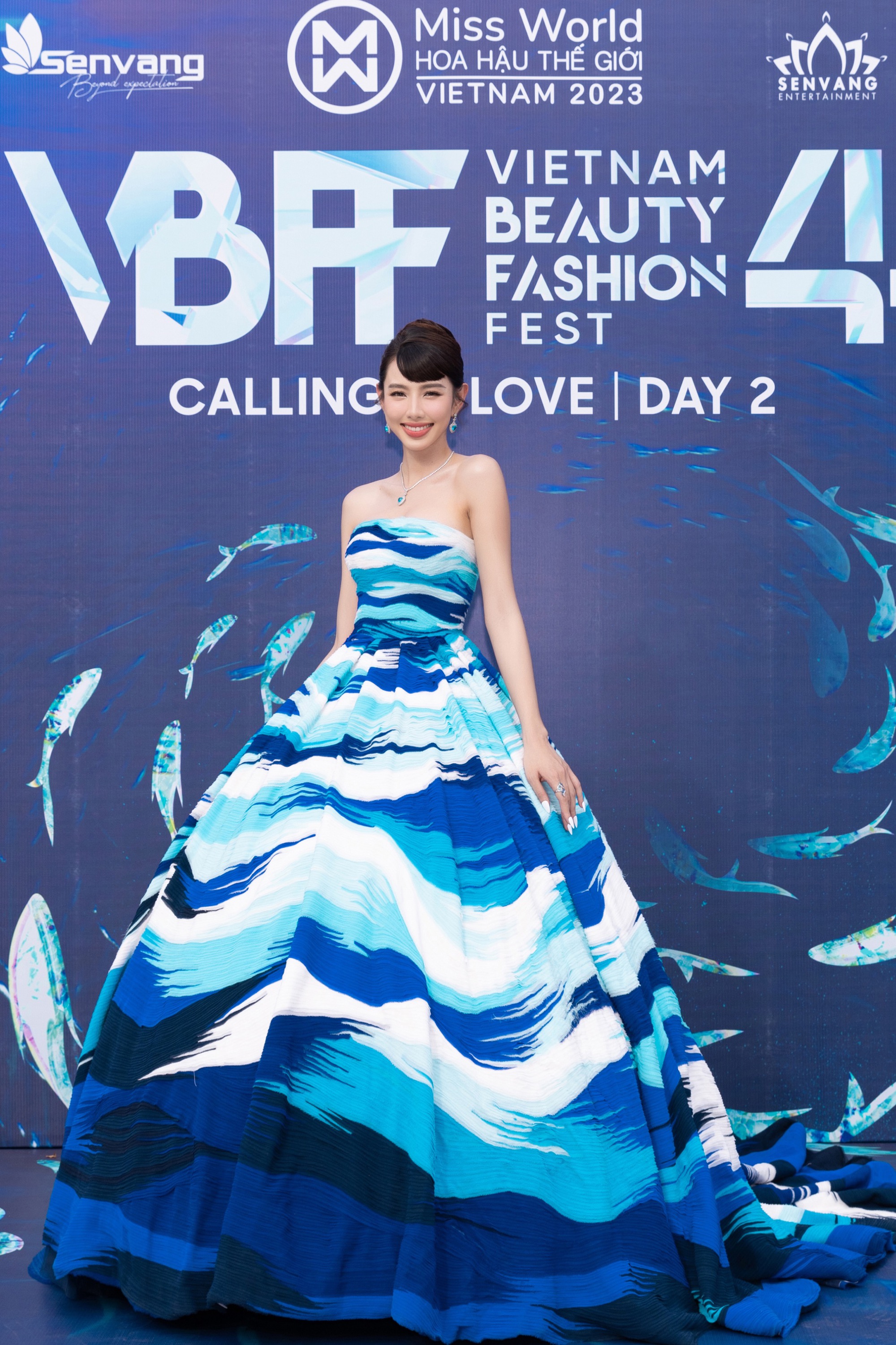 Đ&ocirc;ng đảo người đẹp khoe sắc tr&ecirc;n thảm đỏ Vietnam Beauty Fashion Fest 4  - Ảnh 9.