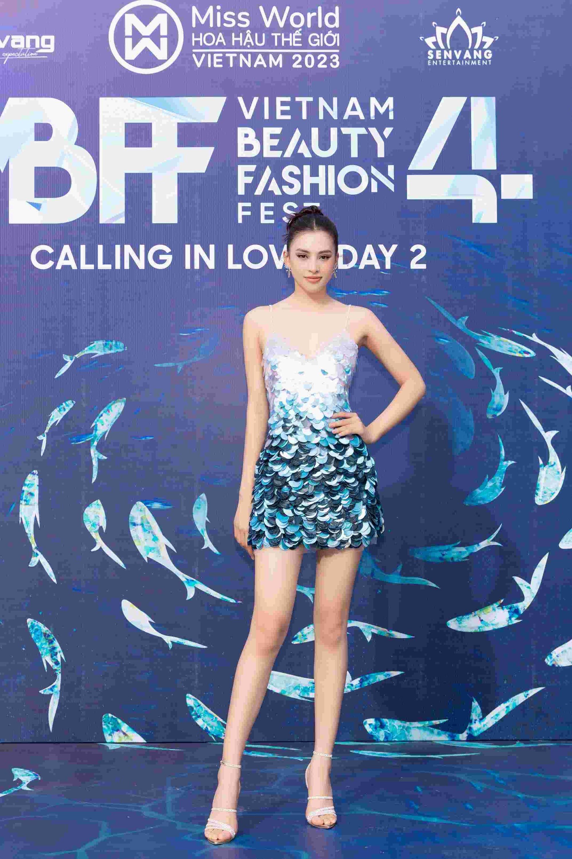 Đ&ocirc;ng đảo người đẹp khoe sắc tr&ecirc;n thảm đỏ Vietnam Beauty Fashion Fest 4  - Ảnh 1.