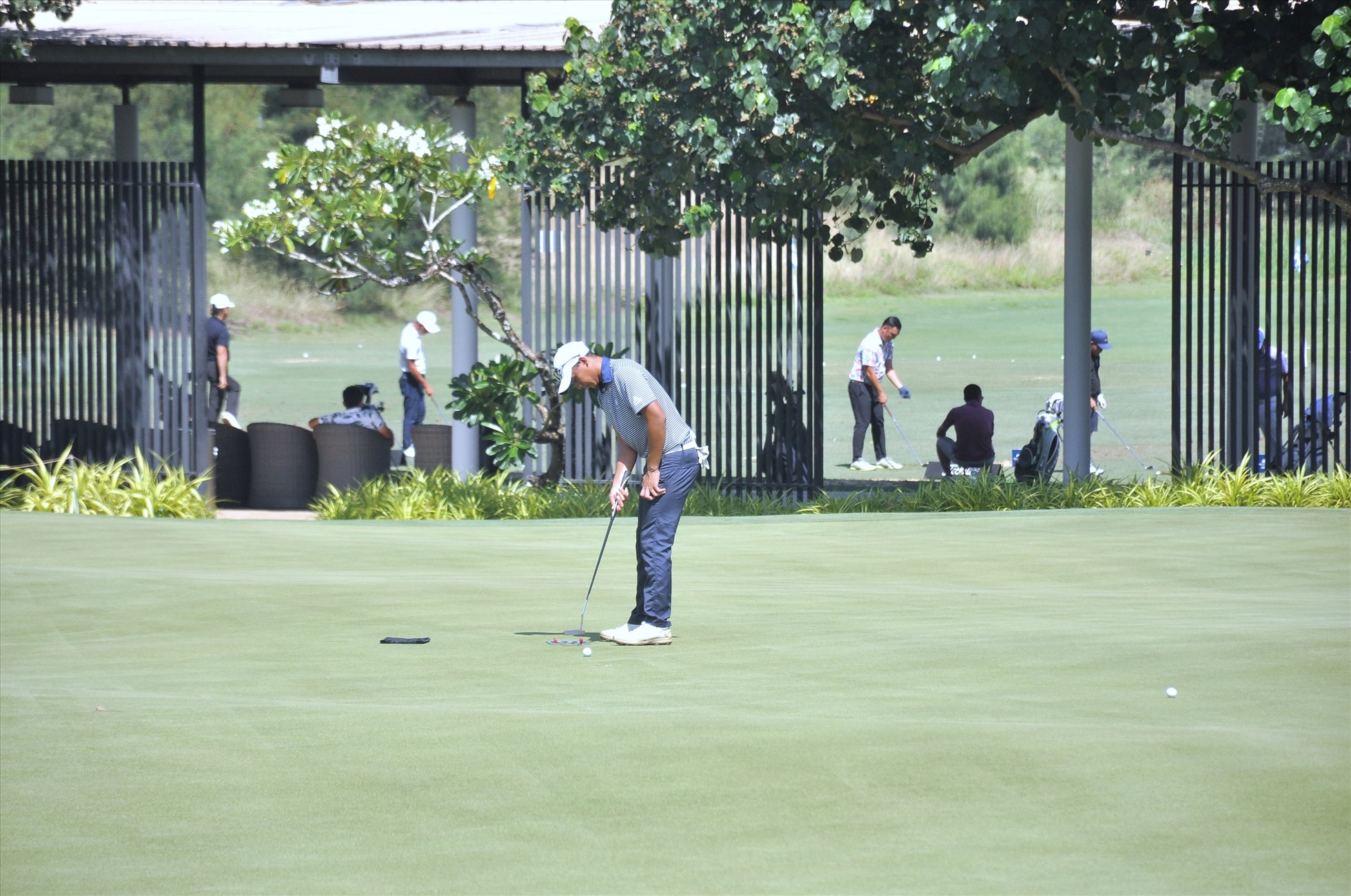 Du kh&aacute;ch được trải nghiệm tập golf tại Lễ hội du lịch golf Đ&agrave; Nẵng - Ảnh 1.
