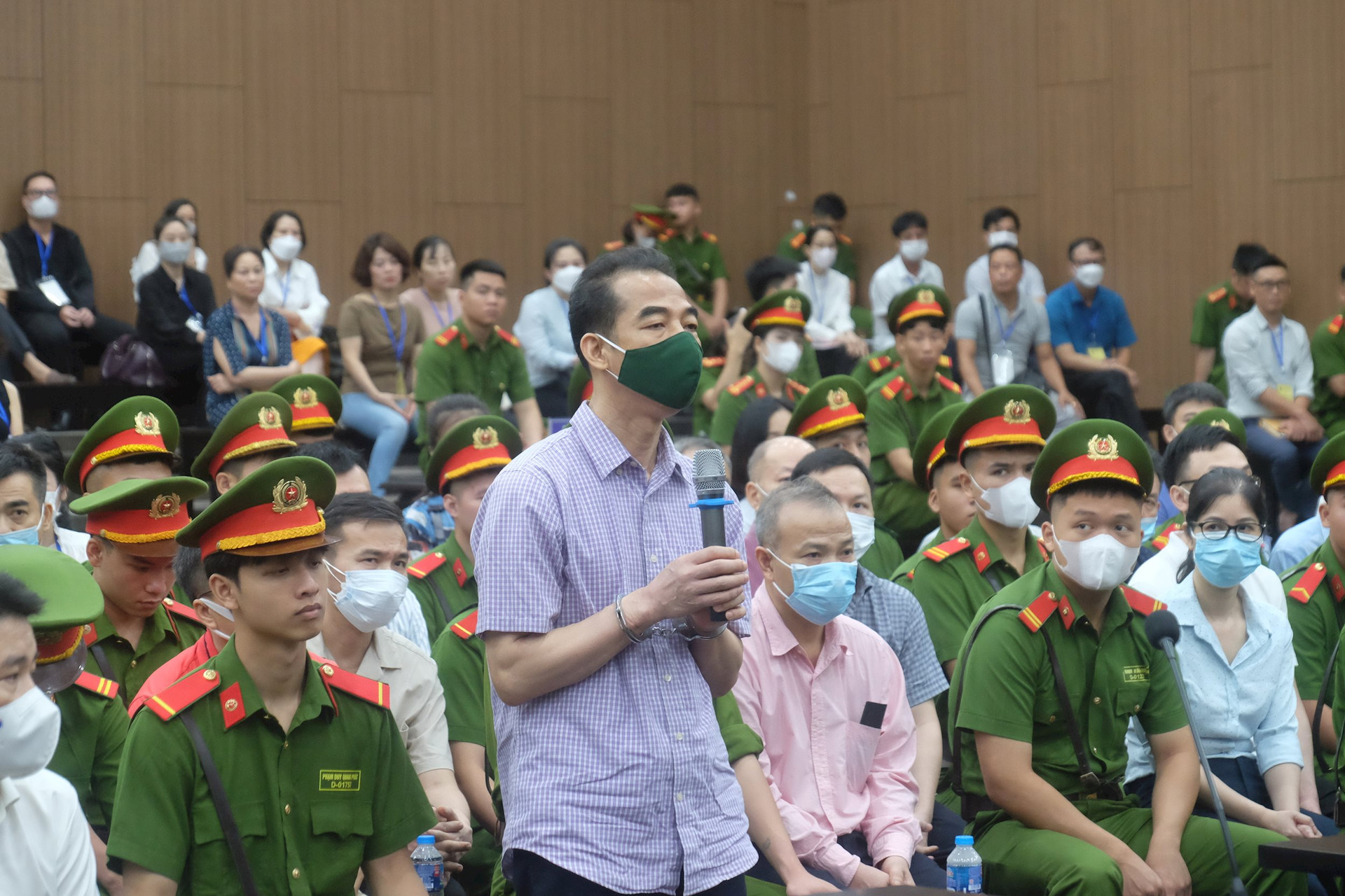 CLIP: Cựu thứ trưởng Tô Anh Dũng khóc nghẹn tại phiên tòa "Chuyến bay giải cứu"