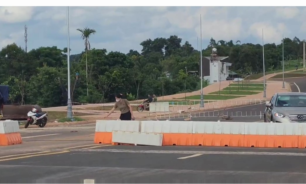 CLIP: Bất chấp lệnh cấm, hàng trăm người dân vẫn phá rào vào tuyến đường ngàn tỉ