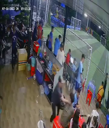 CLIP: Nam thanh ni&ecirc;n bị nh&oacute;m đối tượng đ&acirc;m 7 nh&aacute;t tại s&acirc;n b&oacute;ng - Ảnh 3.