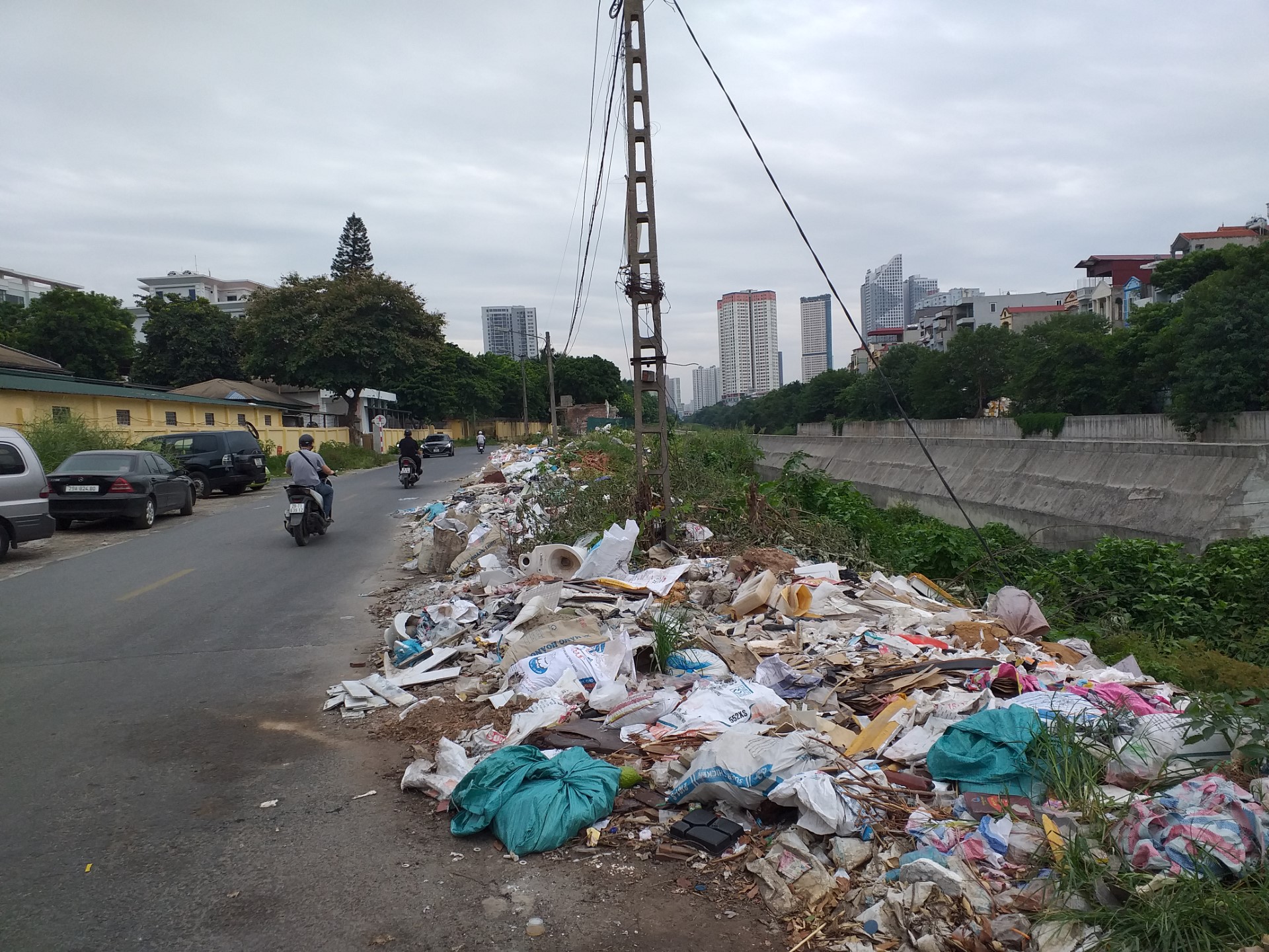 Rác, phế thải ngập lề đường