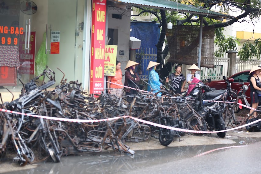 Cận cảnh vụ ch&aacute;y nh&agrave; kinh doanh xe đạp, xe m&aacute;y khiến cả nh&agrave; 3 người tử vong - Ảnh 8.