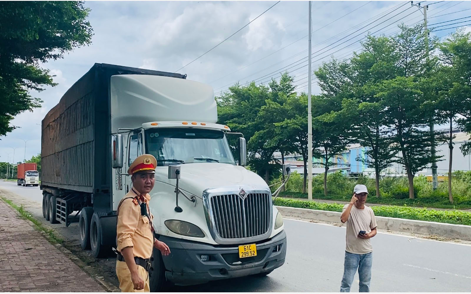 Khiếp sợ th&ugrave;ng container biến dạng lao tr&ecirc;n đường: Xử phạt, tạm giữ h&agrave;ng loạt phương tiện - Ảnh 3.