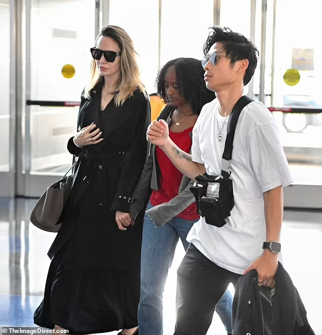 Pax Thi&ecirc;n rời New York c&ugrave;ng mẹ Angelina Jolie v&agrave; Zahara - Ảnh 1.