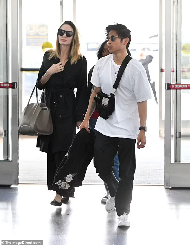 Pax Thi&ecirc;n rời New York c&ugrave;ng mẹ Angelina Jolie v&agrave; Zahara - Ảnh 2.