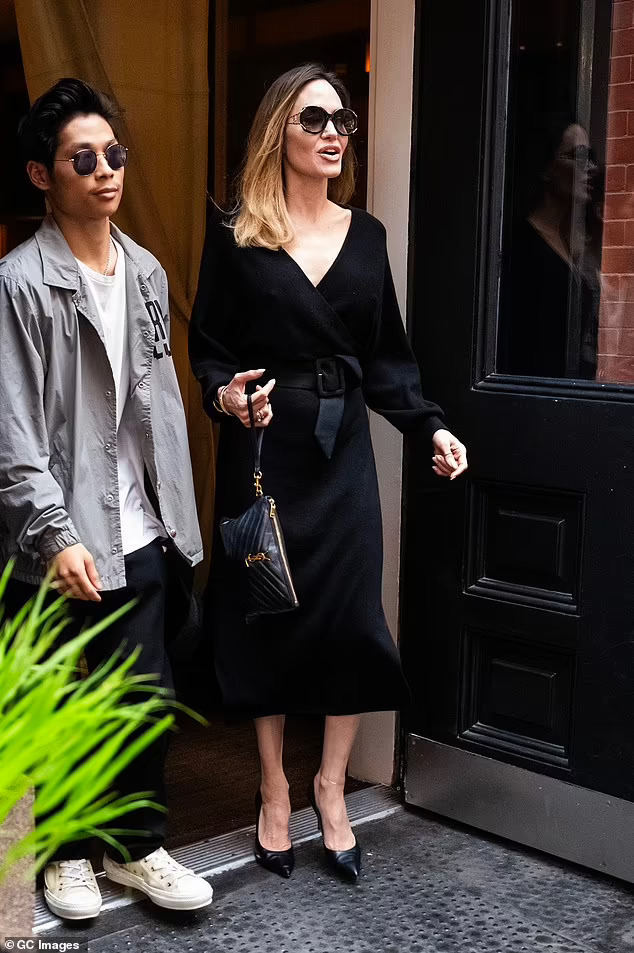 Pax Thi&ecirc;n rời New York c&ugrave;ng mẹ Angelina Jolie v&agrave; Zahara - Ảnh 9.