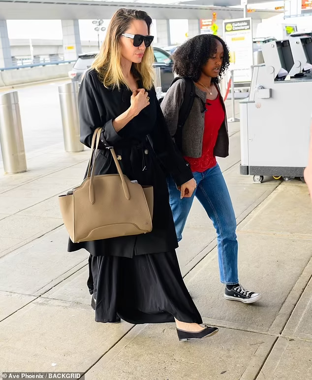 Pax Thi&ecirc;n rời New York c&ugrave;ng mẹ Angelina Jolie v&agrave; Zahara - Ảnh 3.