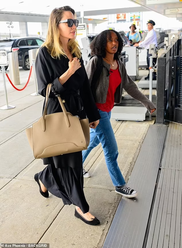 Pax Thi&ecirc;n rời New York c&ugrave;ng mẹ Angelina Jolie v&agrave; Zahara - Ảnh 4.