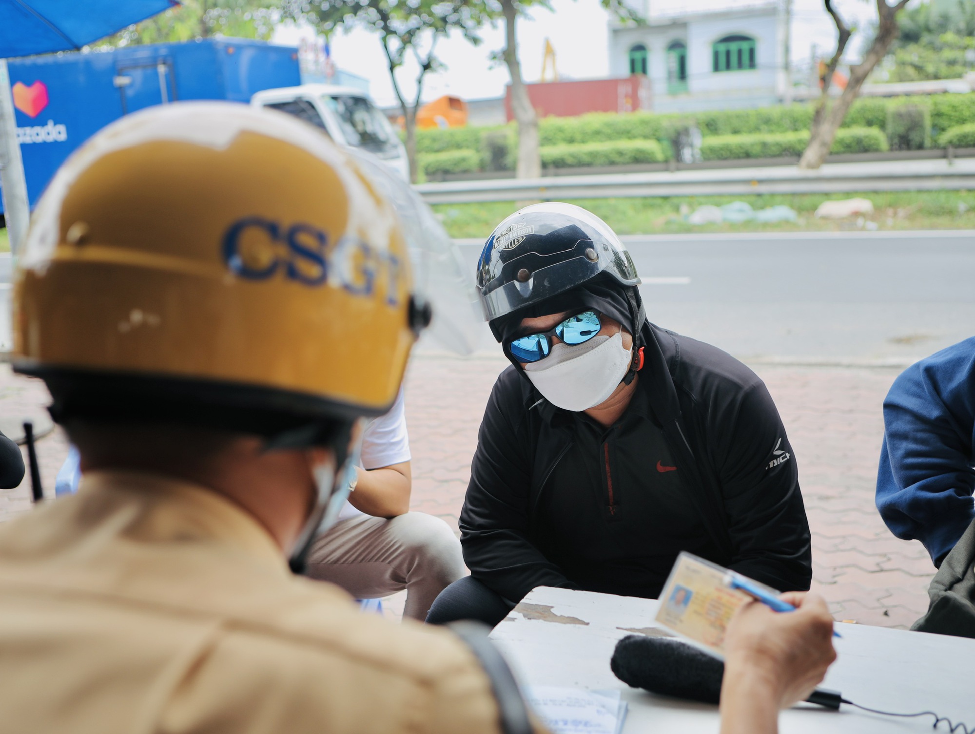 Phóng xe máy vun vút trên Quốc lộ 1 vì nhiều lý do bất ngờ