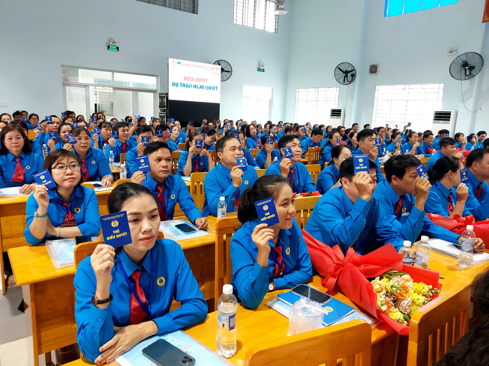 Bà Phan Thị Phương Loan được bầu làm Chủ tịch LĐLĐ huyện Hóc Môn, TP HCM