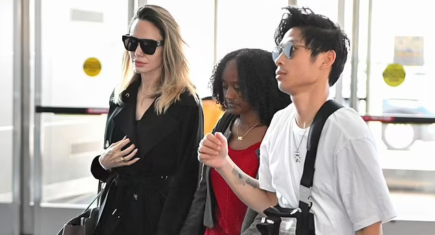 Pax Thiên rời New York cùng mẹ Angelina Jolie và Zahara
