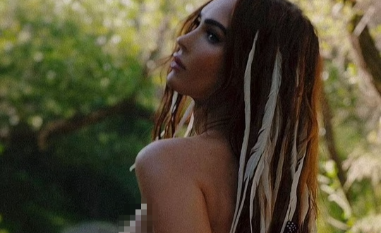 Minh tinh Megan Fox nóng bỏng ở rừng xanh