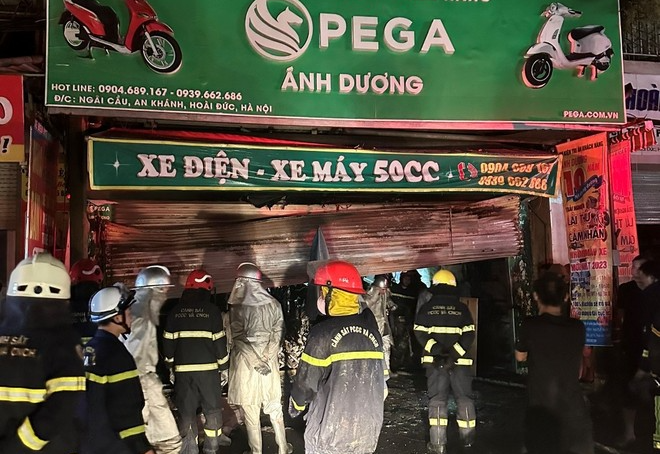 Ch&aacute;y nh&agrave; l&uacute;c rạng s&aacute;ng, vợ chồng v&agrave; con nhỏ tử vong
