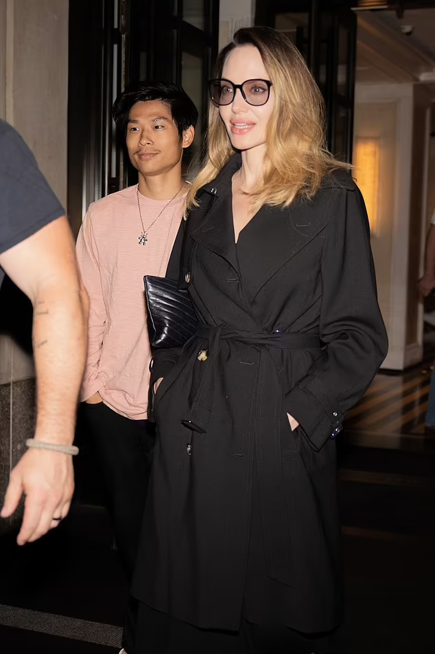 Pax Thi&ecirc;n rời New York c&ugrave;ng mẹ Angelina Jolie v&agrave; Zahara - Ảnh 6.