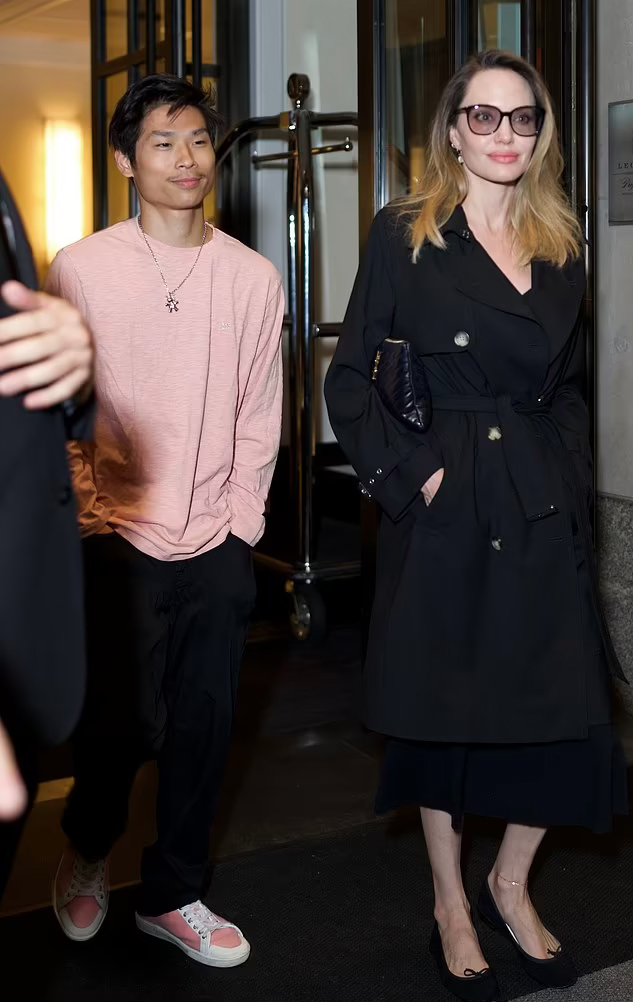 Pax Thi&ecirc;n rời New York c&ugrave;ng mẹ Angelina Jolie v&agrave; Zahara - Ảnh 7.