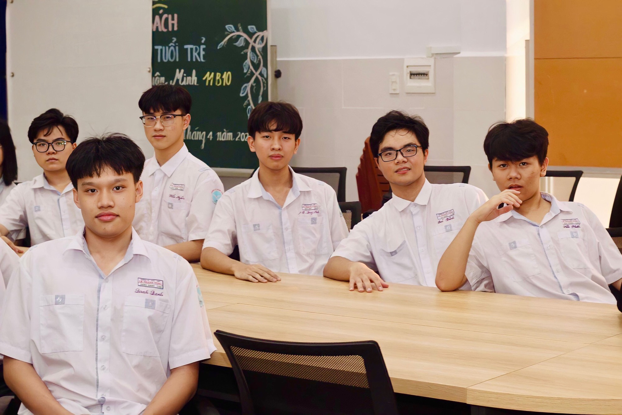 Một trường học ở TP HCM c&oacute; &ldquo;mưa&rdquo; điểm 10 trong kỳ thi tốt nghiệp THPT - Ảnh 4.