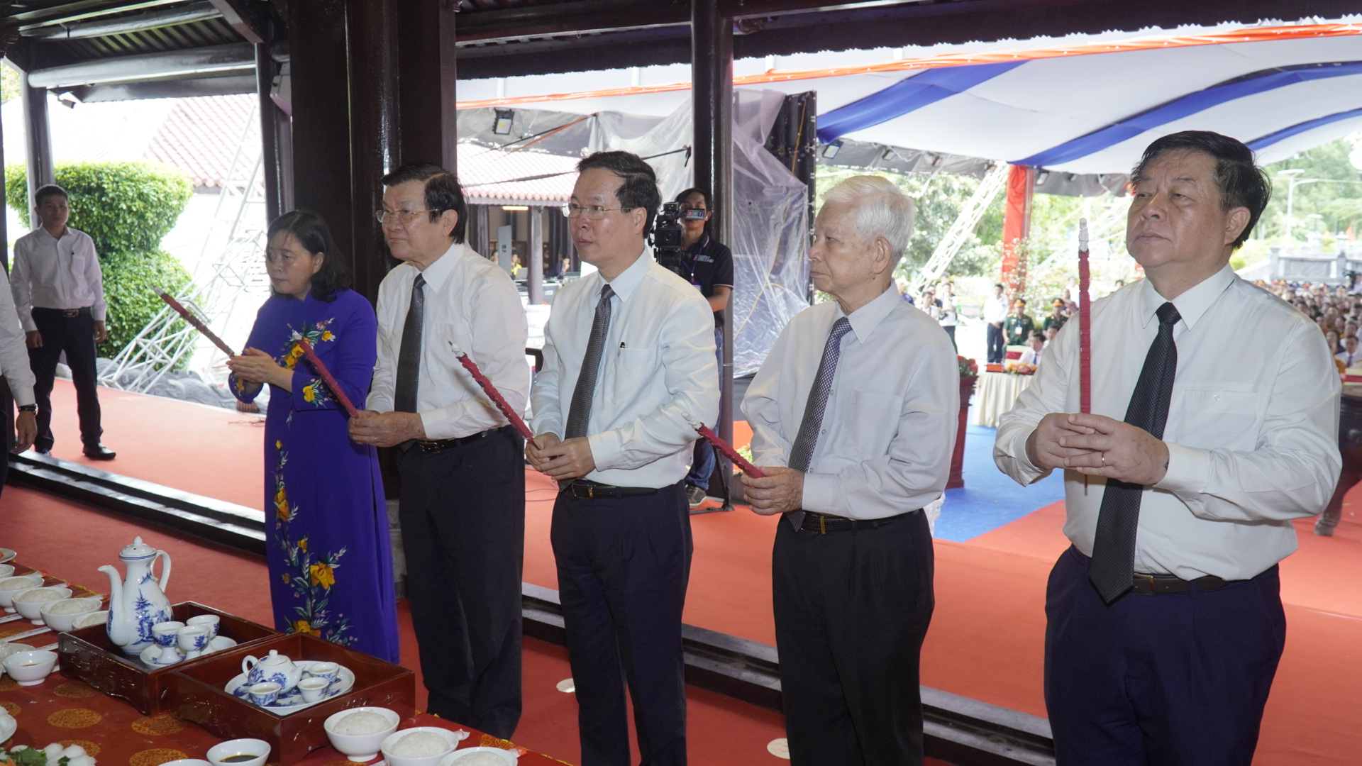 Chủ tịch nước dâng hương tưởng niệm các anh hùng liệt sĩ tại Côn Đảo