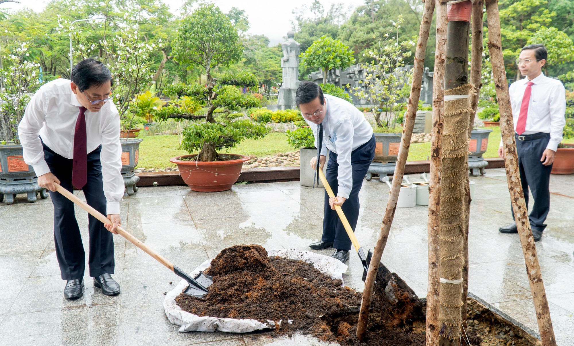 Chủ tịch nước d&acirc;ng hương tưởng niệm c&aacute;c anh h&ugrave;ng liệt sĩ tại C&ocirc;n Đảo - Ảnh 2.