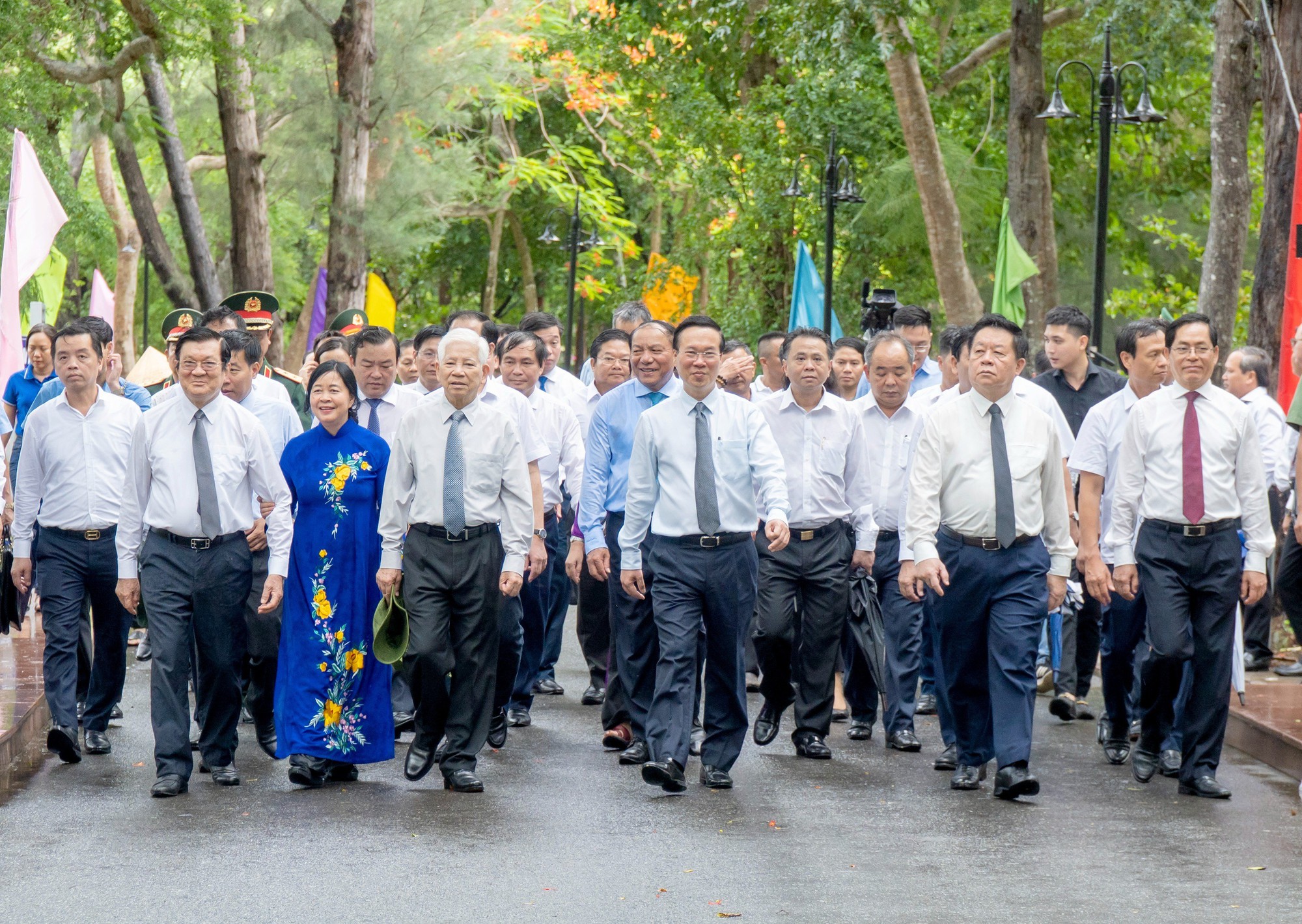 Chủ tịch nước d&acirc;ng hương tưởng niệm c&aacute;c anh h&ugrave;ng liệt sĩ tại C&ocirc;n Đảo - Ảnh 3.