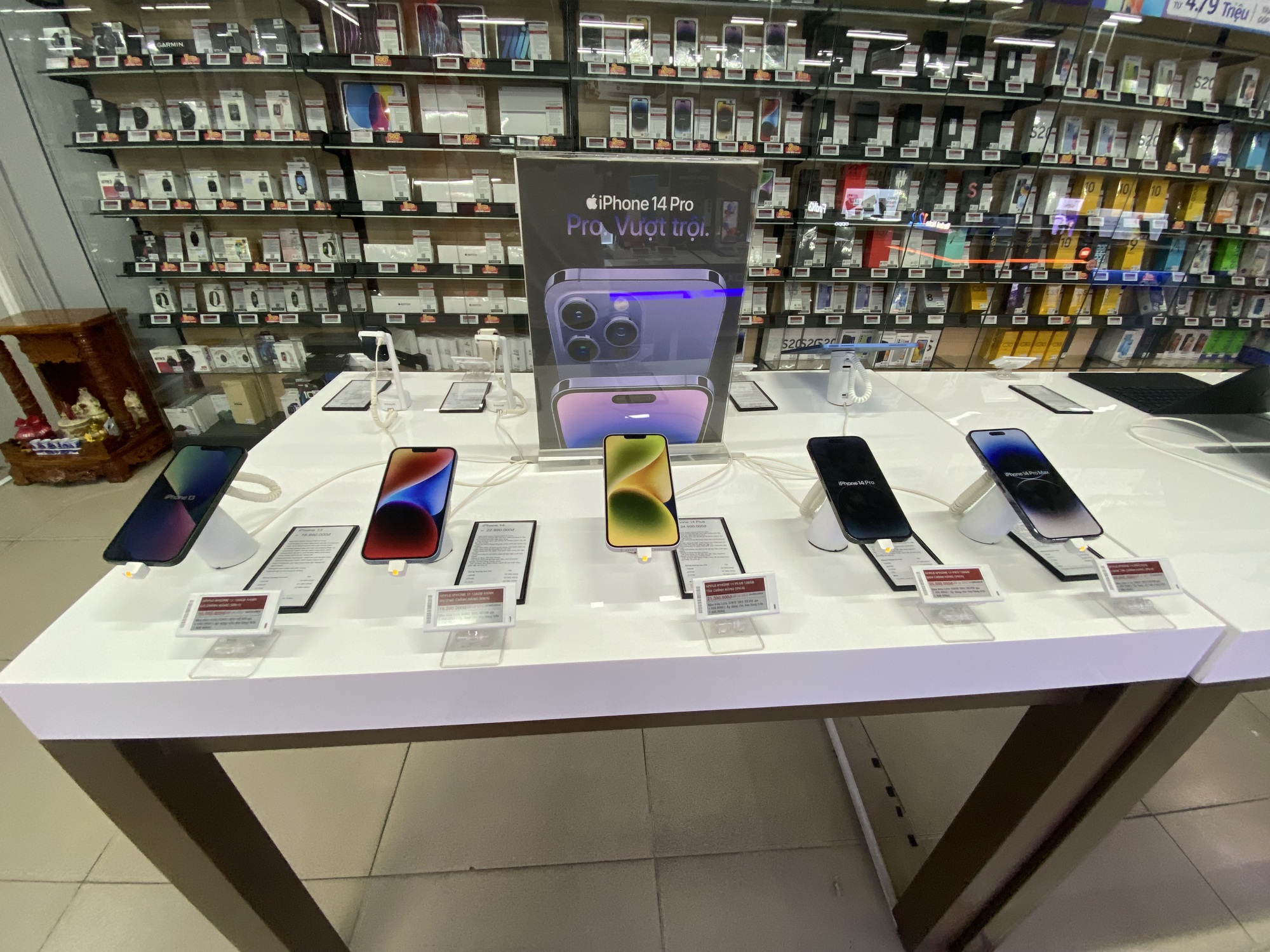 Gi&aacute; b&aacute;n iPhone 14 giảm li&ecirc;n tục vẫn ế