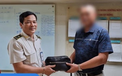 Bỏ qu&ecirc;n t&uacute;i h&agrave;ng hiệu đựng điện thoại Vertu v&agrave; nhiều tiền tr&ecirc;n xe đẩy s&acirc;n bay