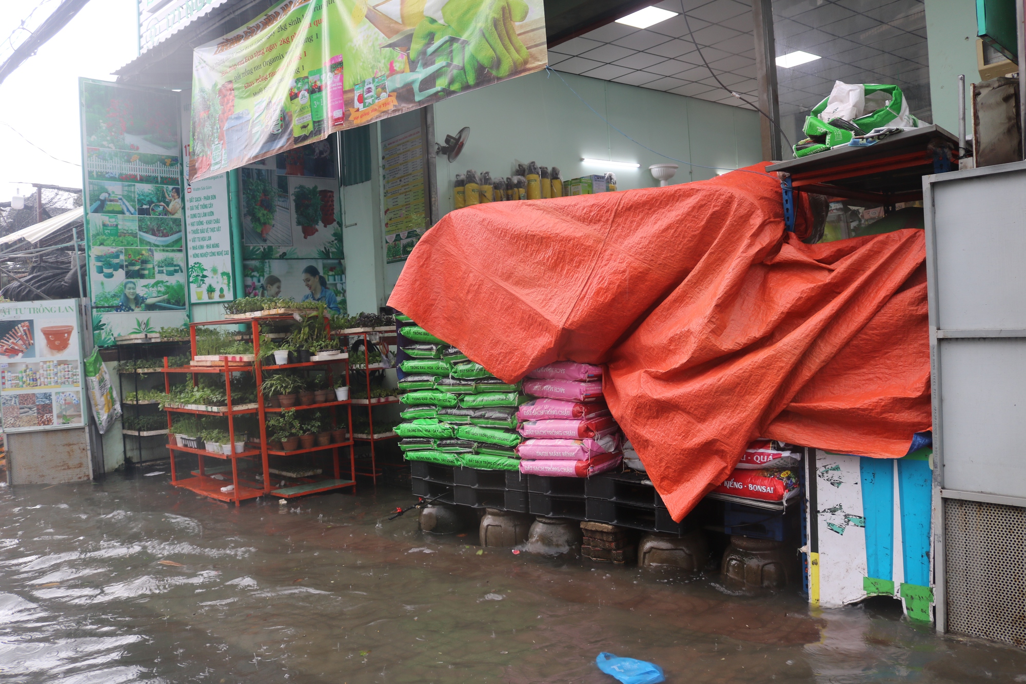 TP HCM: Mưa ngập khắp nơi, người và xe bơi về nhà - Ảnh 7.