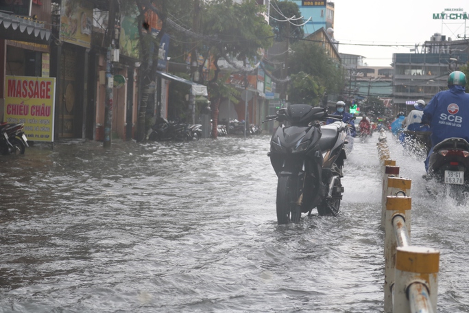 TP HCM: Mưa ngập khắp nơi, người và xe "bơi" về nhà