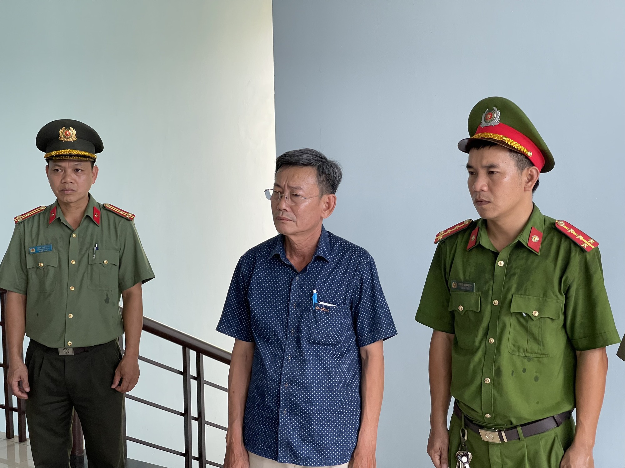 V&igrave; sao gi&aacute;m đốc ban quản l&yacute; rừng ph&ograve;ng hộ ở Thừa Thi&ecirc;n - Huế bị bắt? - Ảnh 1.