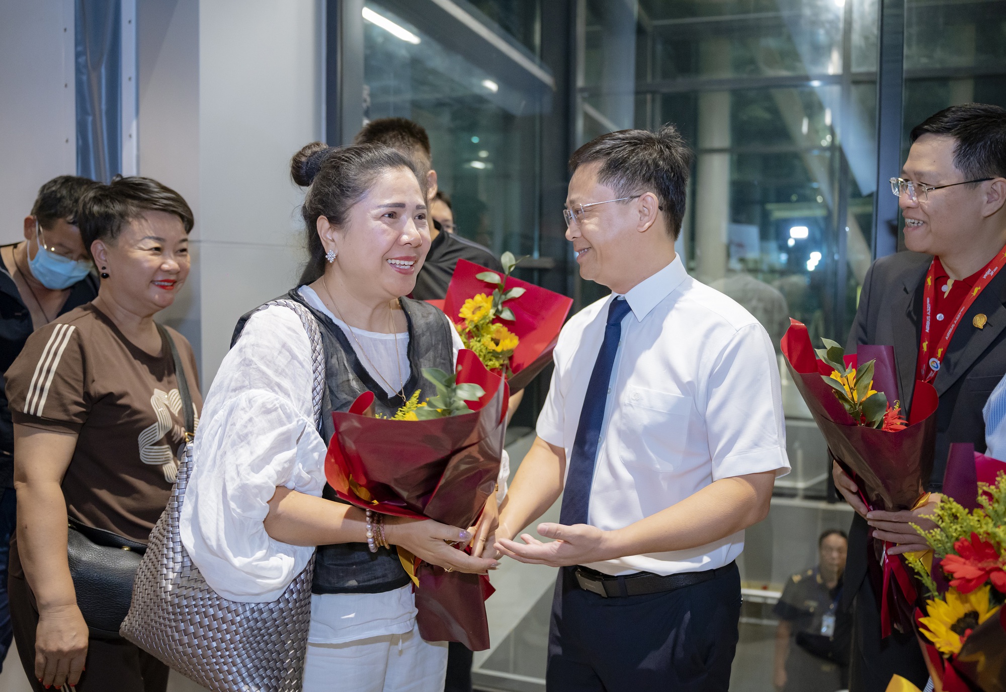 Du khách trên chuyến bay quốc tế đầu tiên đến Huế được chào đón đặc biệt