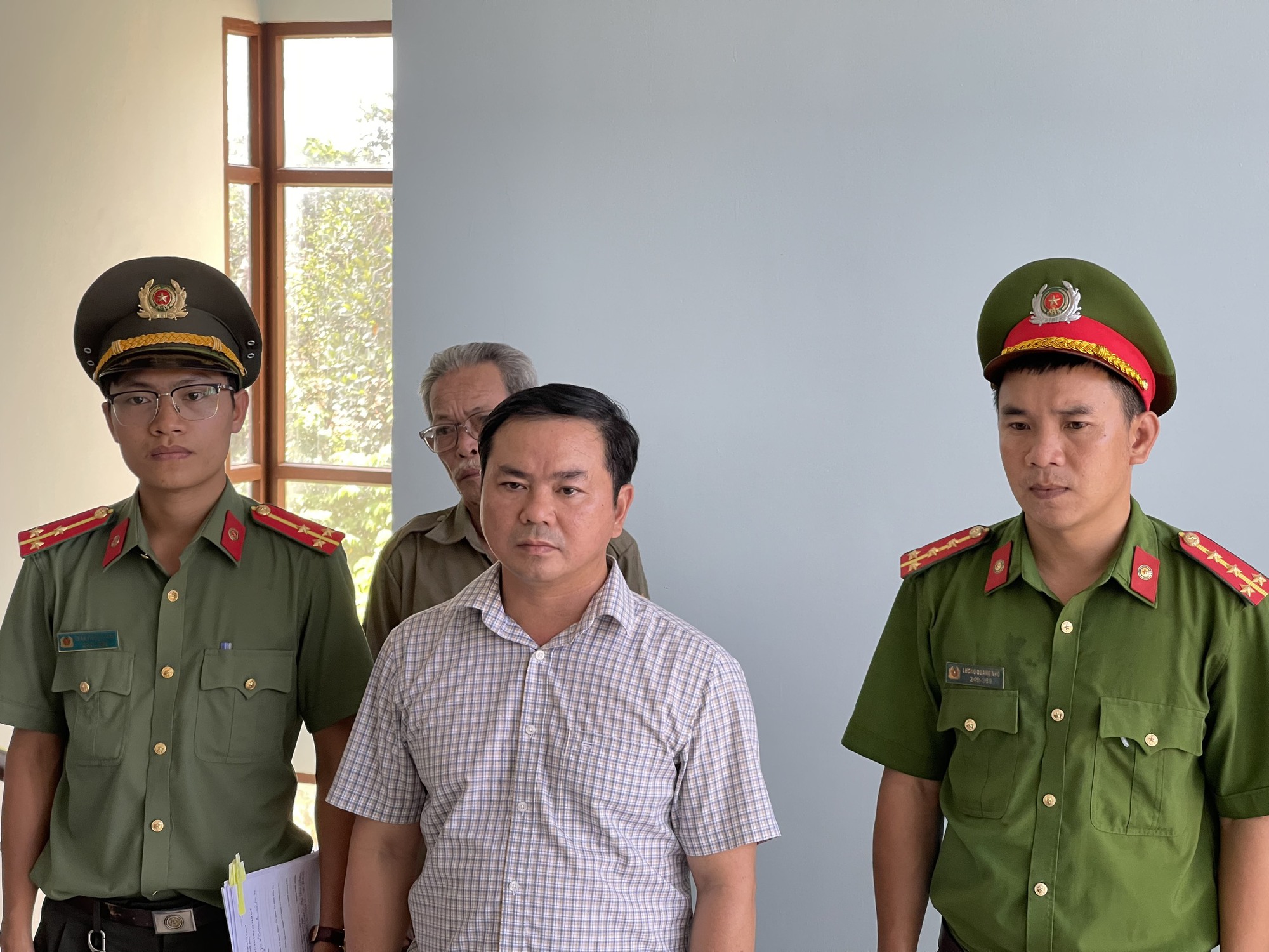 Vì sao giám đốc ban quản lý rừng phòng hộ ở Thừa Thiên - Huế bị bắt?