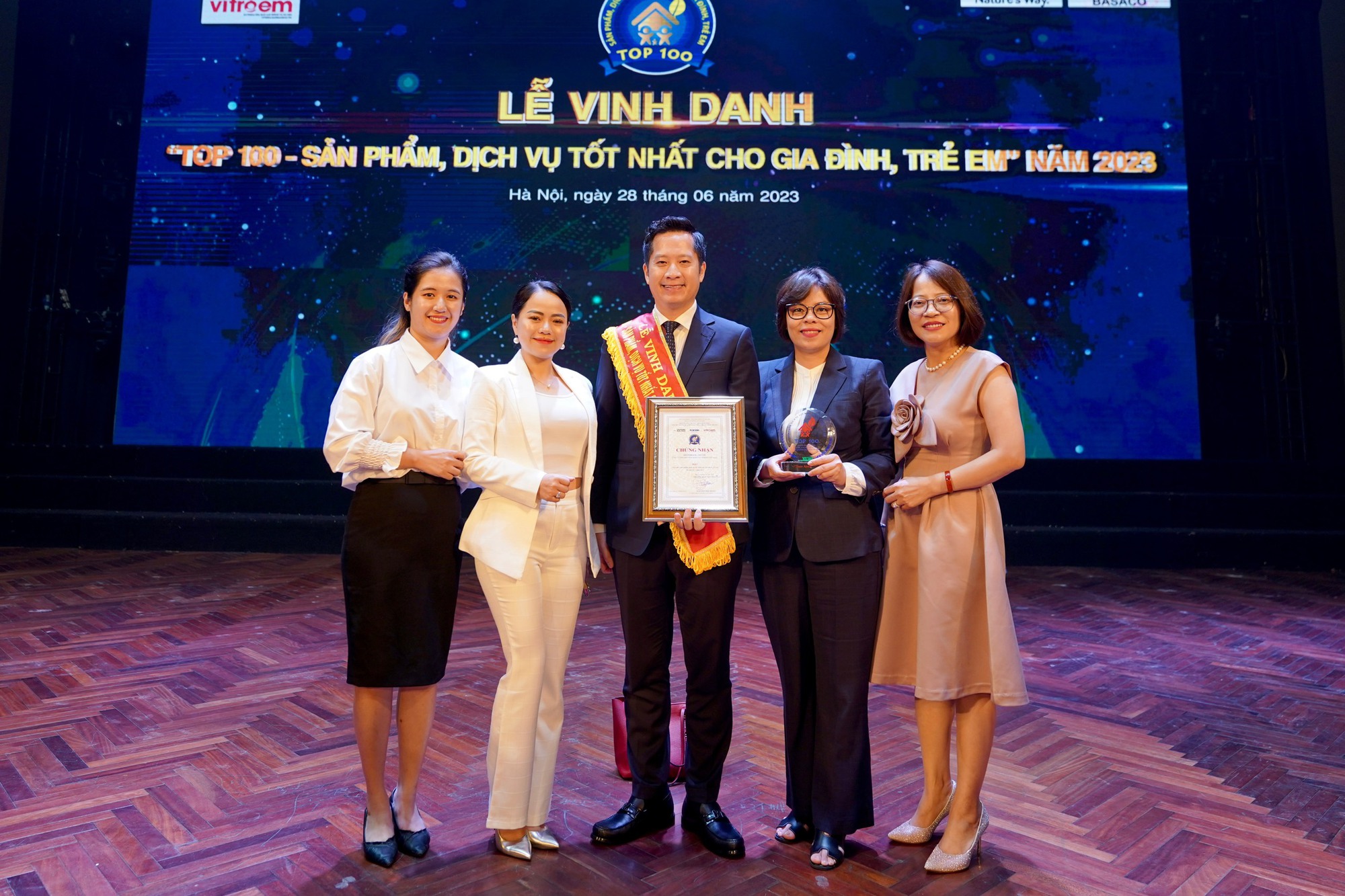 Generali Việt Nam được vinh danh Top 100 sản phẩm dịch vụ tốt nhất cho gia đ&igrave;nh v&agrave; trẻ em - Ảnh 1.