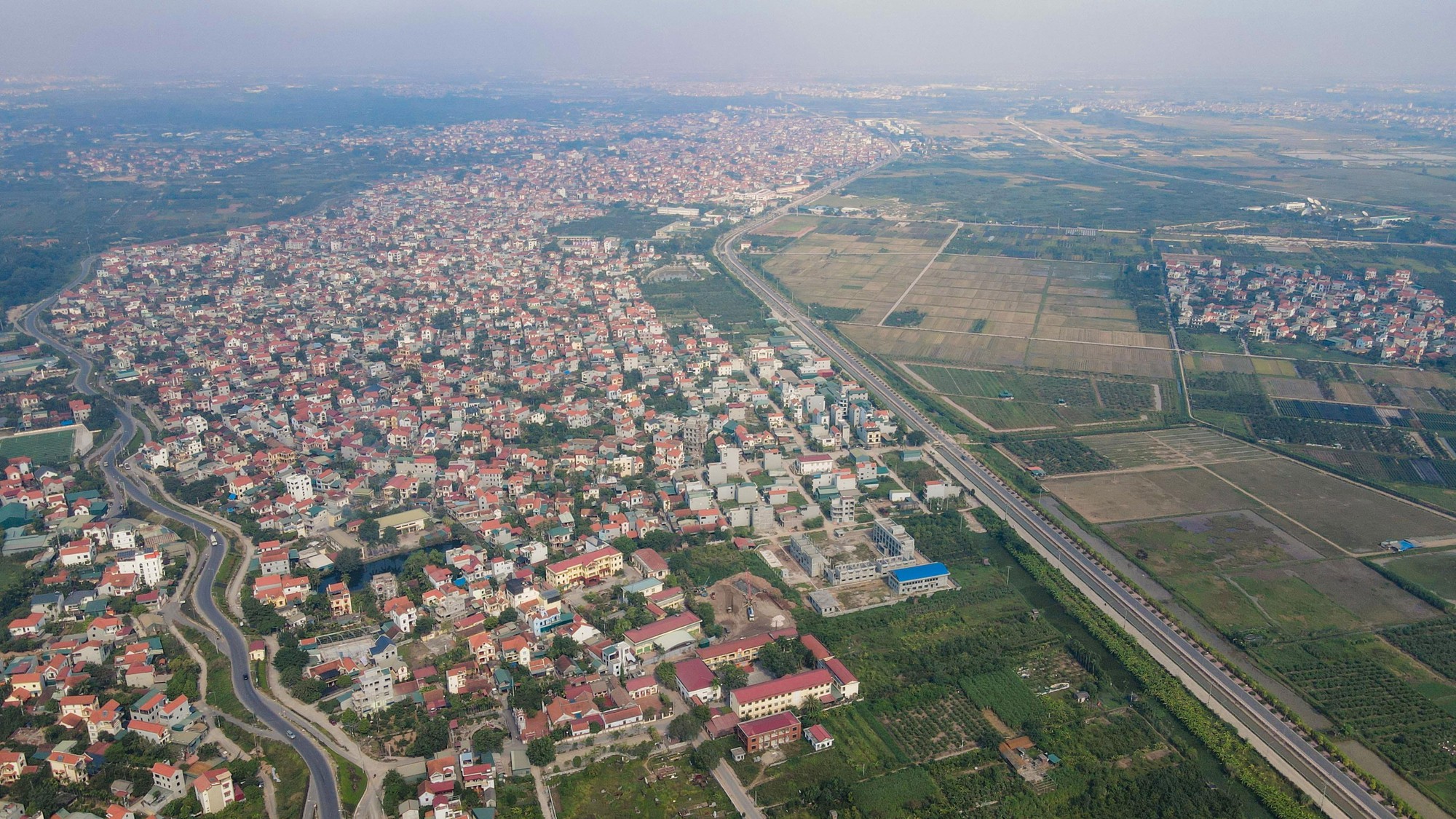 Đ&aacute;nh thức h&agrave;ng chục ng&agrave;n ha đất ngoại th&agrave;nh - Ảnh 2.