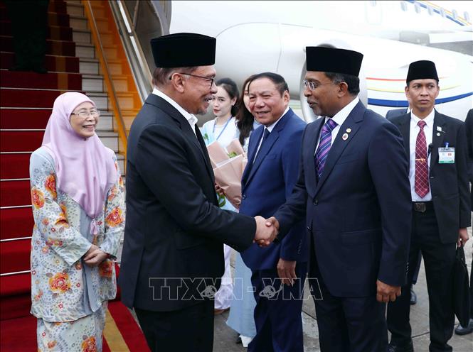 Chuy&ecirc;n cơ chở Thủ tướng Malaysia đến Nội B&agrave;i, bắt đầu thăm ch&iacute;nh thức Việt Nam - Ảnh 6.