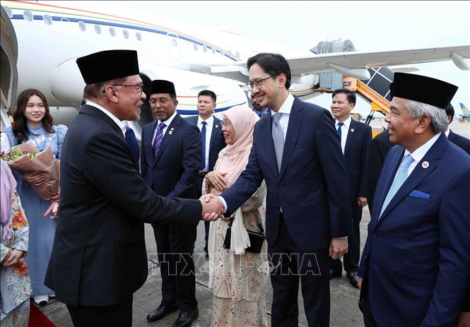 Chuy&ecirc;n cơ chở Thủ tướng Malaysia đến Nội B&agrave;i, bắt đầu thăm ch&iacute;nh thức Việt Nam - Ảnh 5.