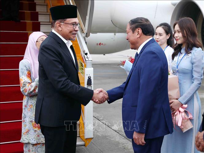 Chuy&ecirc;n cơ chở Thủ tướng Malaysia đến Nội B&agrave;i, bắt đầu thăm ch&iacute;nh thức Việt Nam - Ảnh 3.