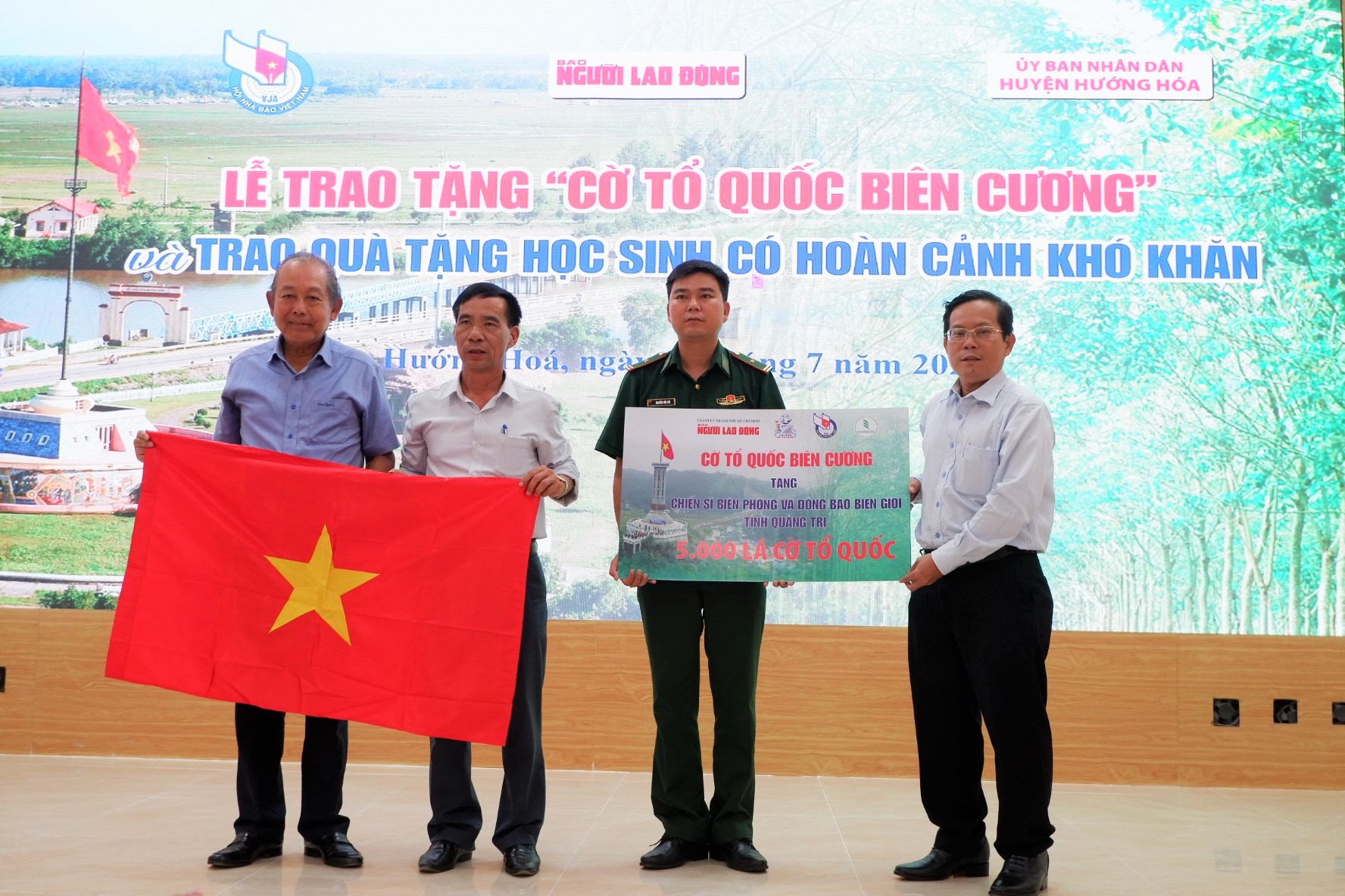 Trao cờ Tổ quốc, tặng nhiều suất học bổng ở vùng biên Quảng Trị