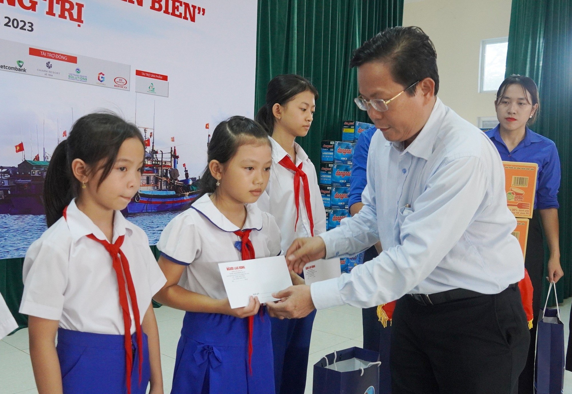 Trao cờ Tổ quốc, tặng nhiều suất học bổng ở v&ugrave;ng bi&ecirc;n Quảng Trị - Ảnh 8.