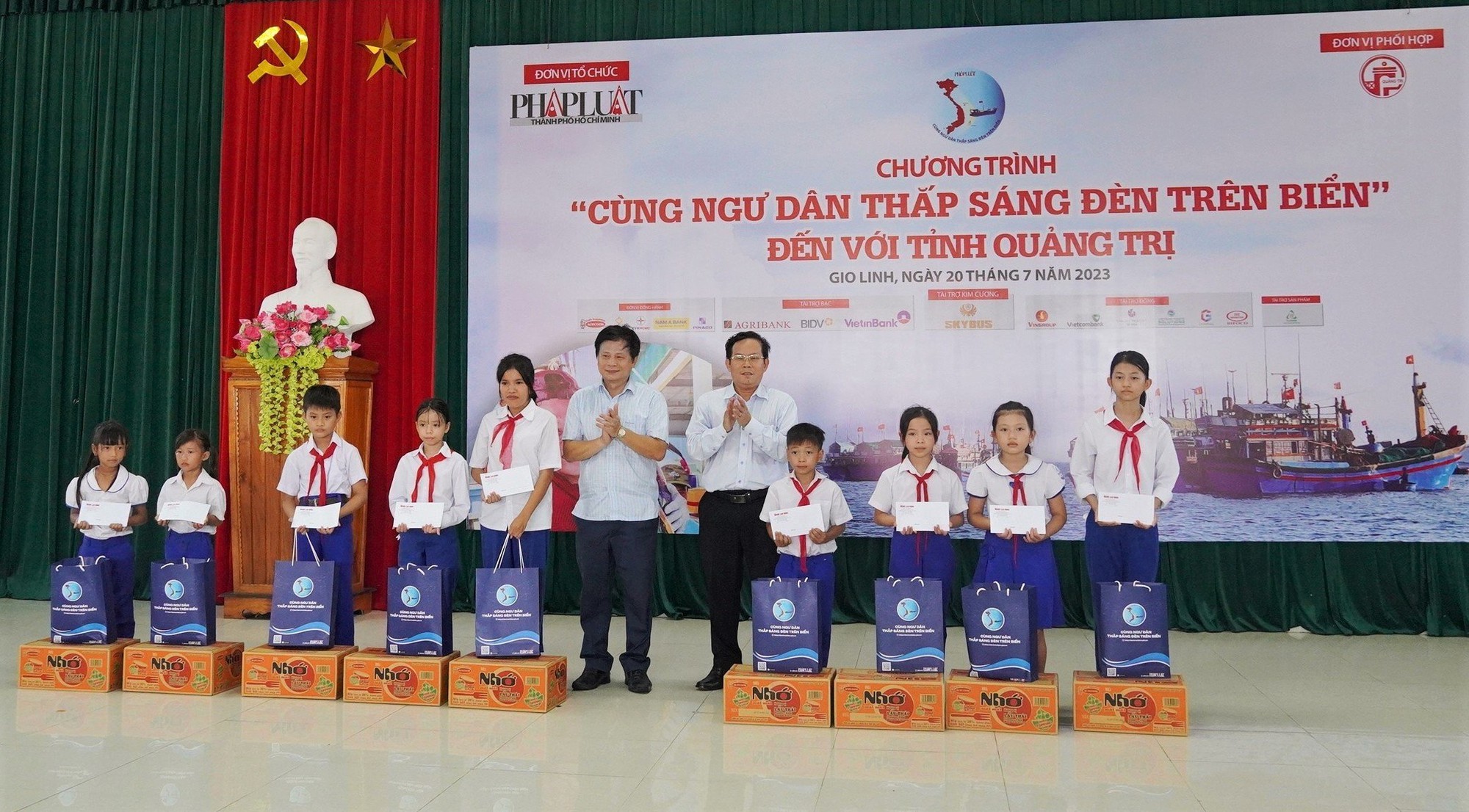 Trao cờ Tổ quốc, tặng nhiều suất học bổng ở v&ugrave;ng bi&ecirc;n Quảng Trị - Ảnh 9.