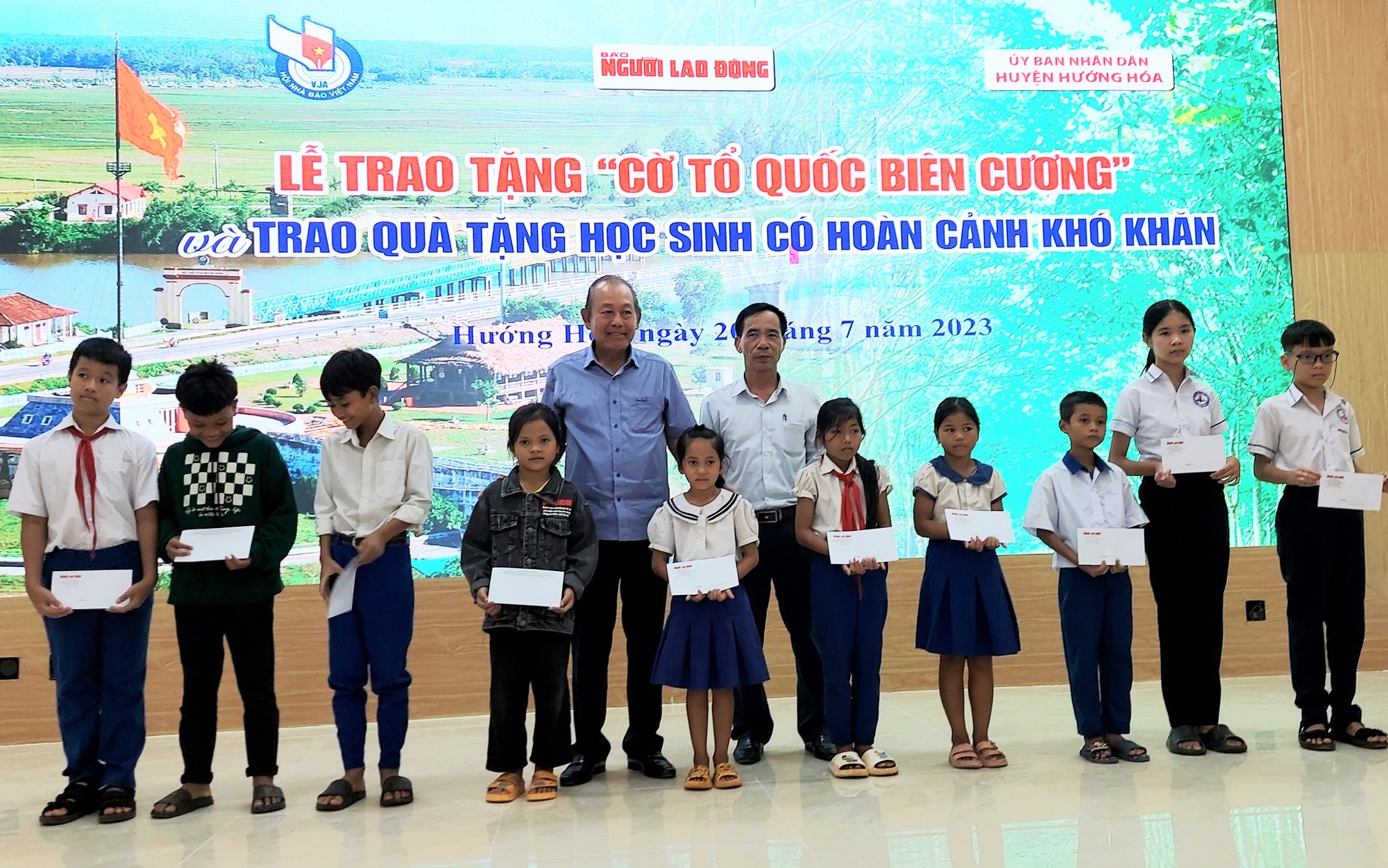 Trao cờ Tổ quốc, tặng nhiều suất học bổng ở v&ugrave;ng bi&ecirc;n Quảng Trị - Ảnh 6.