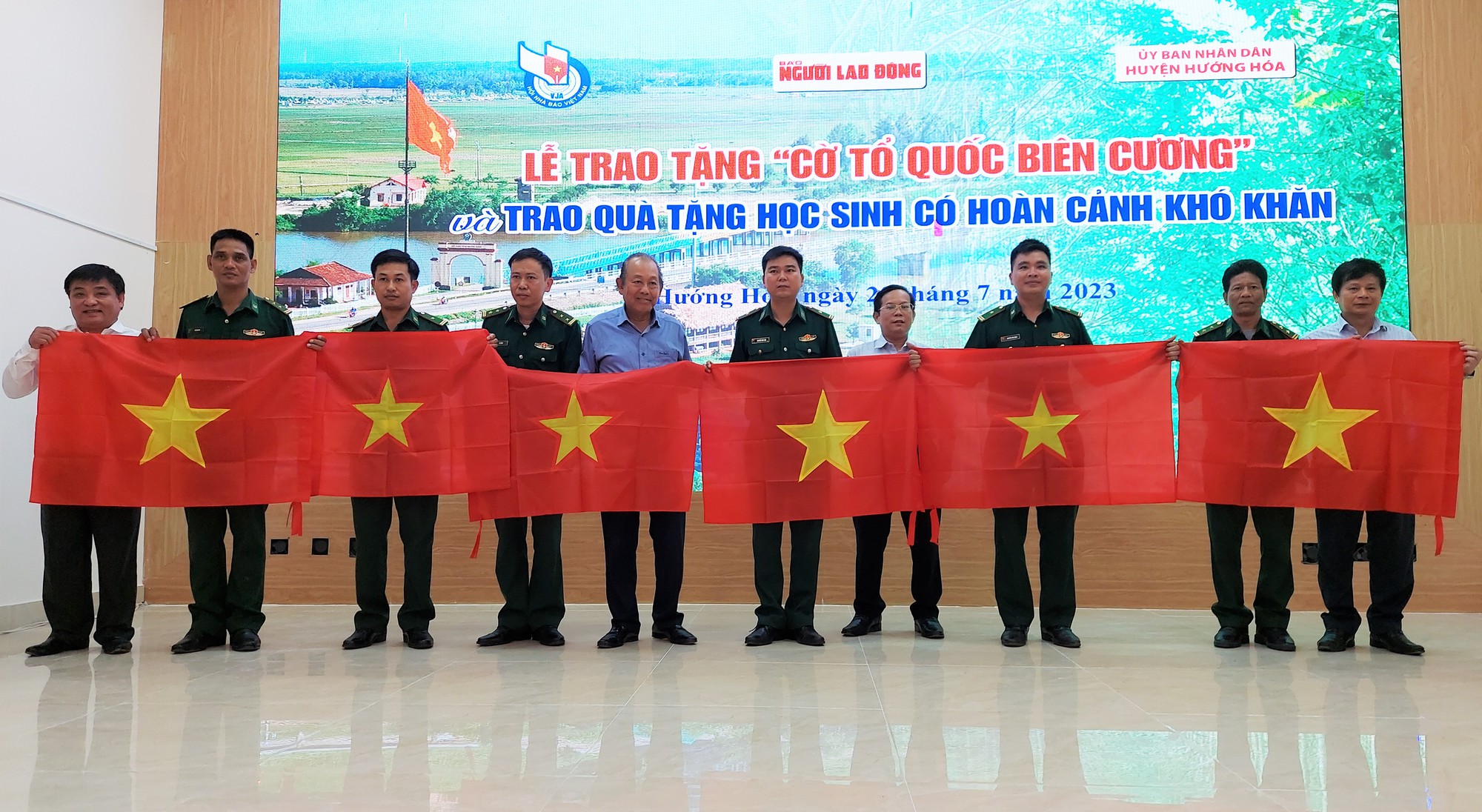 Trao cờ Tổ quốc, tặng nhiều suất học bổng ở v&ugrave;ng bi&ecirc;n Quảng Trị - Ảnh 2.