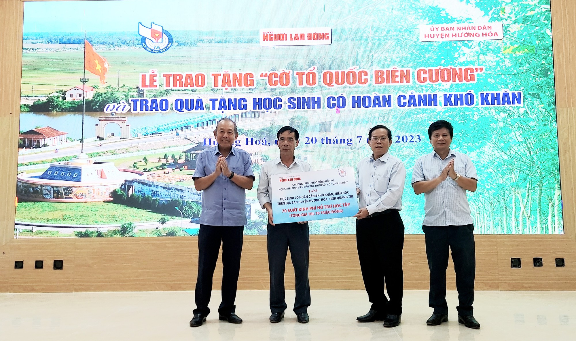 Trao cờ Tổ quốc, tặng nhiều suất học bổng ở v&ugrave;ng bi&ecirc;n Quảng Trị - Ảnh 4.
