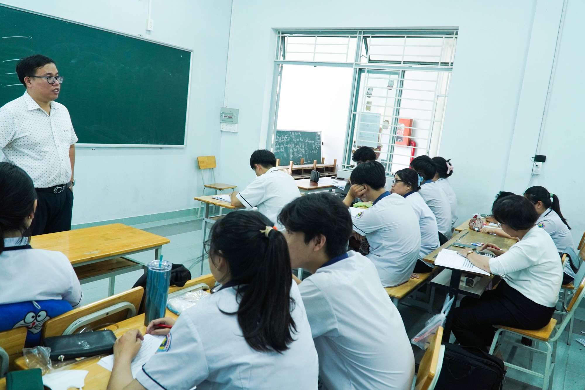 Th&iacute; sinh 64 tuổi &ldquo;thở ph&agrave;o&rdquo; khi tốt nghiệp THPT 2023 - Ảnh 3.
