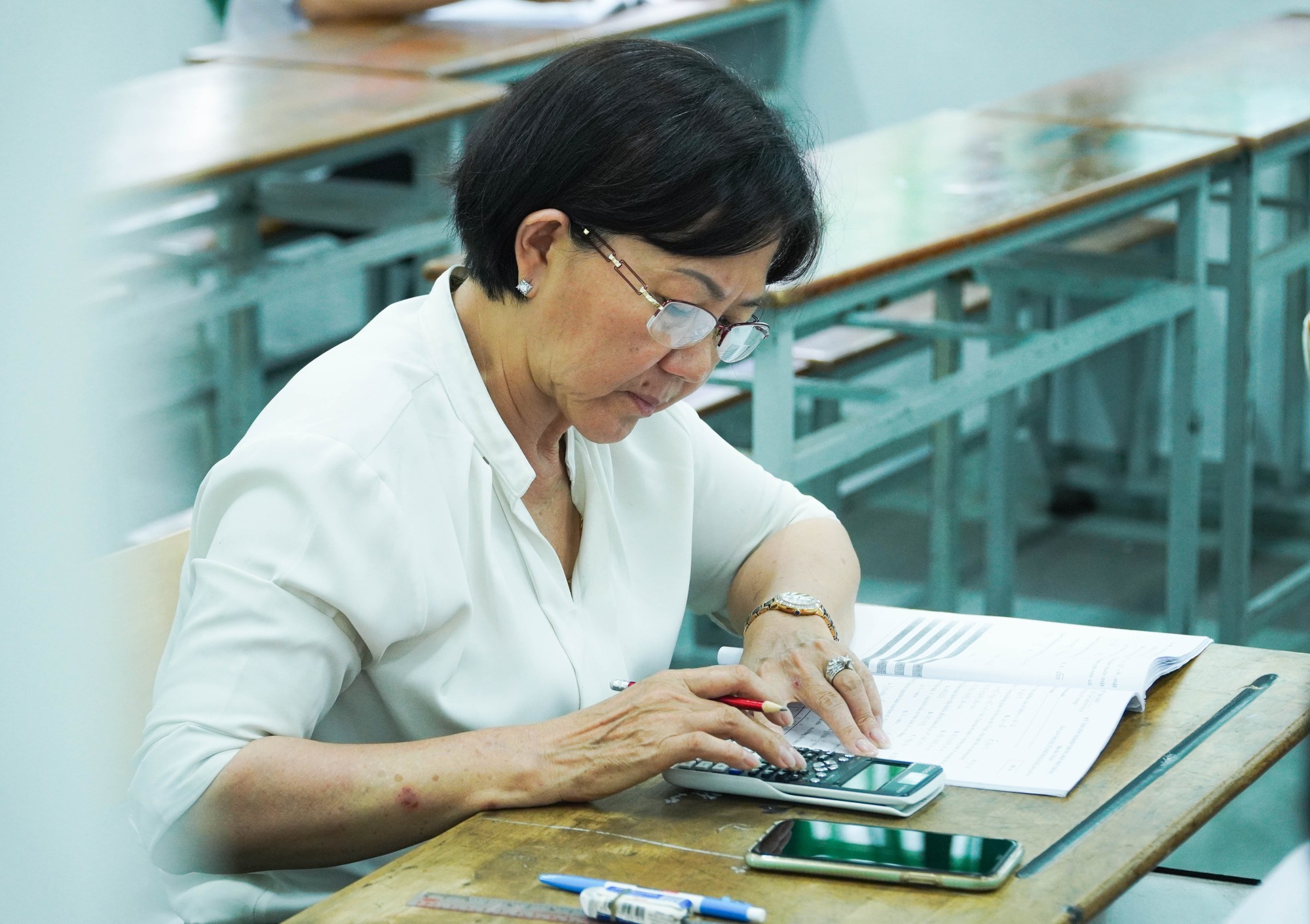 Th&iacute; sinh 64 tuổi &ldquo;thở ph&agrave;o&rdquo; khi tốt nghiệp THPT 2023 - Ảnh 1.