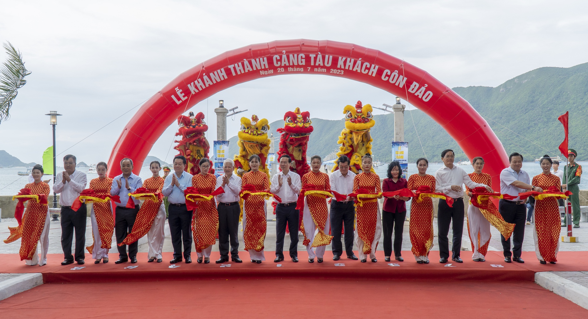 Chủ tịch nước dự Lễ khởi c&ocirc;ng v&agrave; kh&aacute;nh th&agrave;nh c&aacute;c c&ocirc;ng tr&igrave;nh quan trọng tại C&ocirc;n Đảo - Ảnh 1.